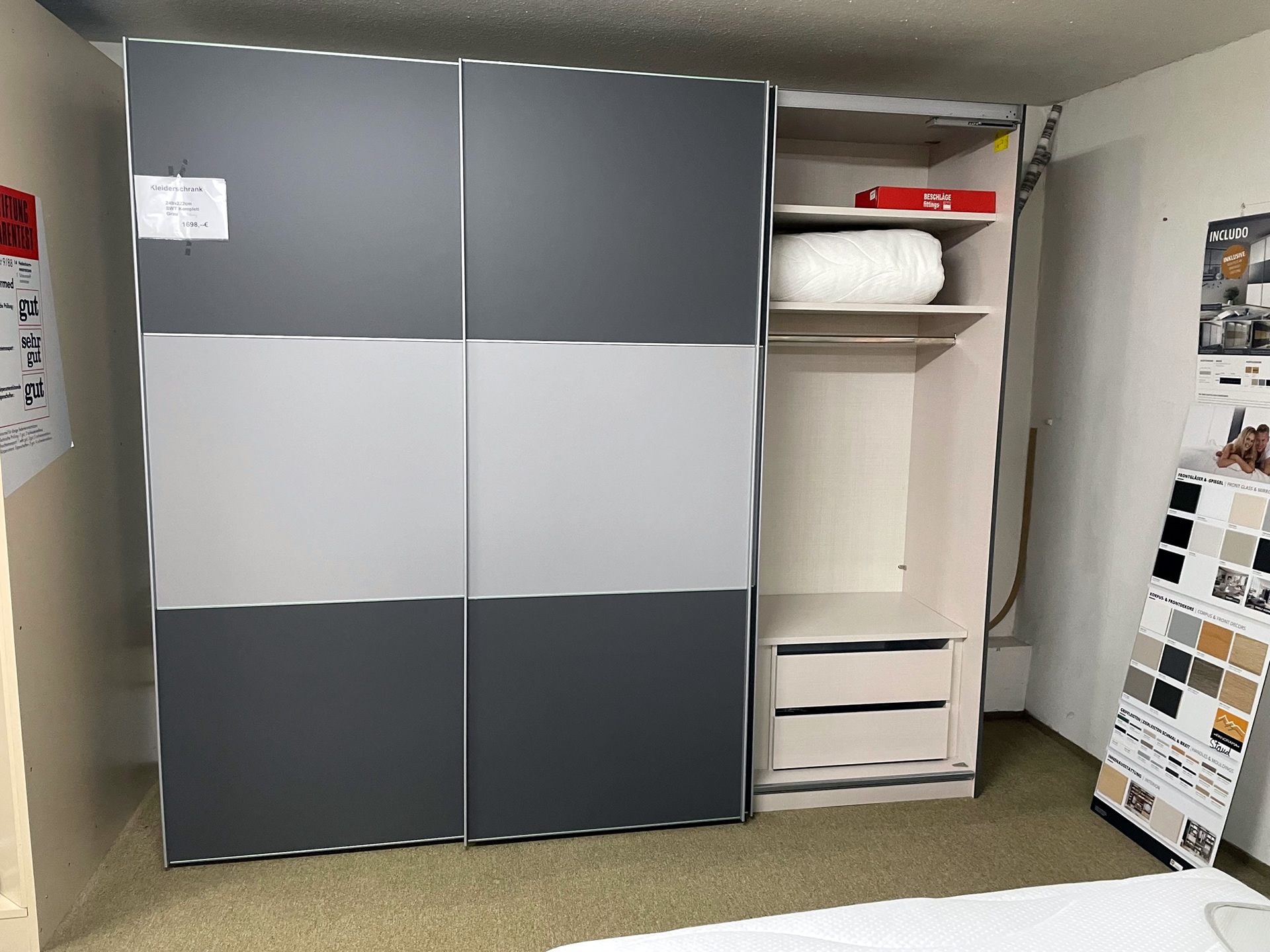 Kleiderschrank mit Inneneinteilung